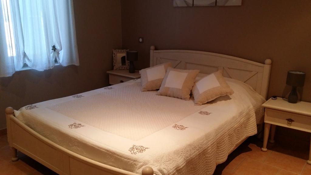Les Portes Du Soleil Bed & Breakfast Capestang Room photo